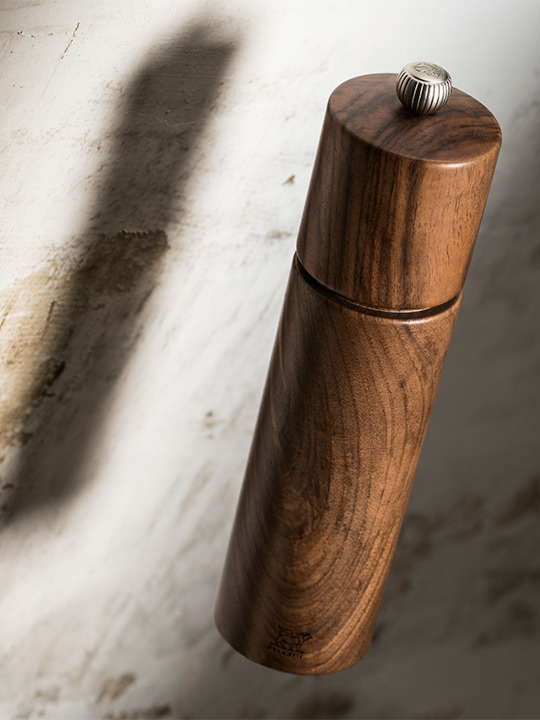 Châtel Pepper mill in walnut wood 21 cm 8in. Peugeot Saveurs
