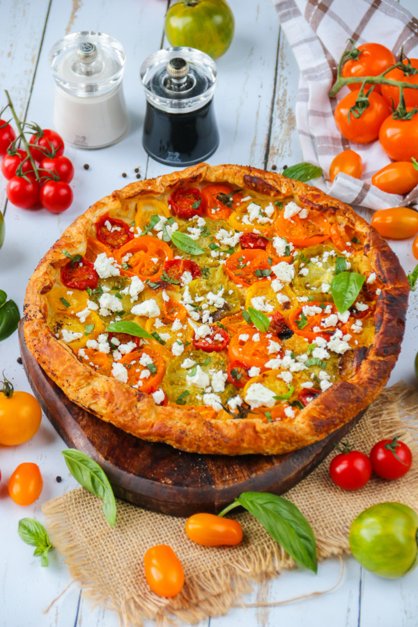 Rustic pie with coloured tomatoes and mustard